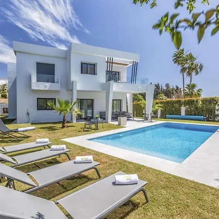 Vivi Homes -villa Ruby Pool, Garden, Golf & Villa Sitio de Calahonda