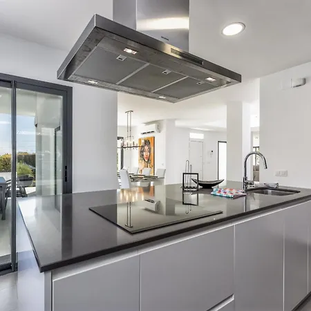 Vivi Homes -villa Ruby Pool, Garden, Golf & Villa Sitio de Calahonda