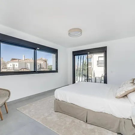 Vivi Homes -villa Ruby Pool, Garden, Golf & Villa Sitio de Calahonda