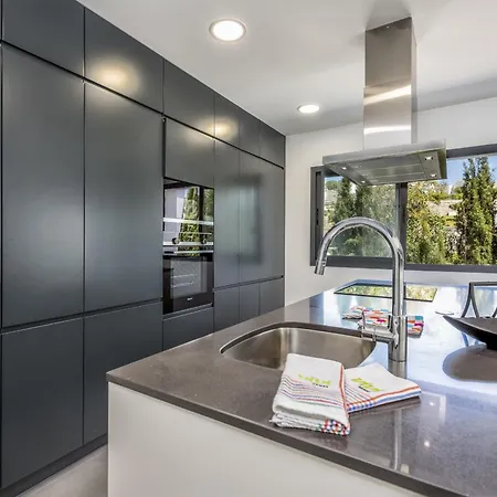 Vivi Homes -villa Ruby Pool, Garden, Golf & Sitio de Calahonda