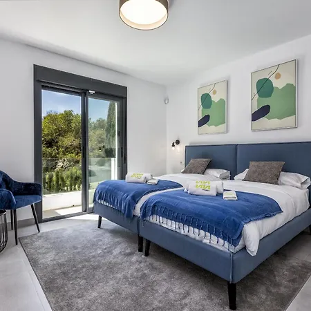 Vivi Homes -villa Ruby Pool, Garden, Golf & Villa Sitio de Calahonda