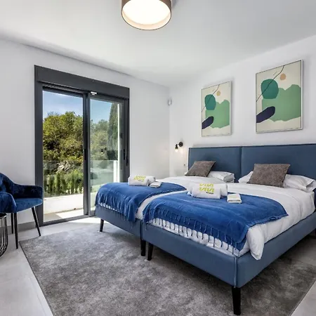 Vivi Homes -villa Ruby Pool, Garden, Golf & Villa Sitio de Calahonda